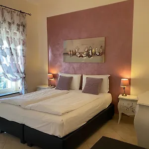 Betty's House Bed & Breakfast